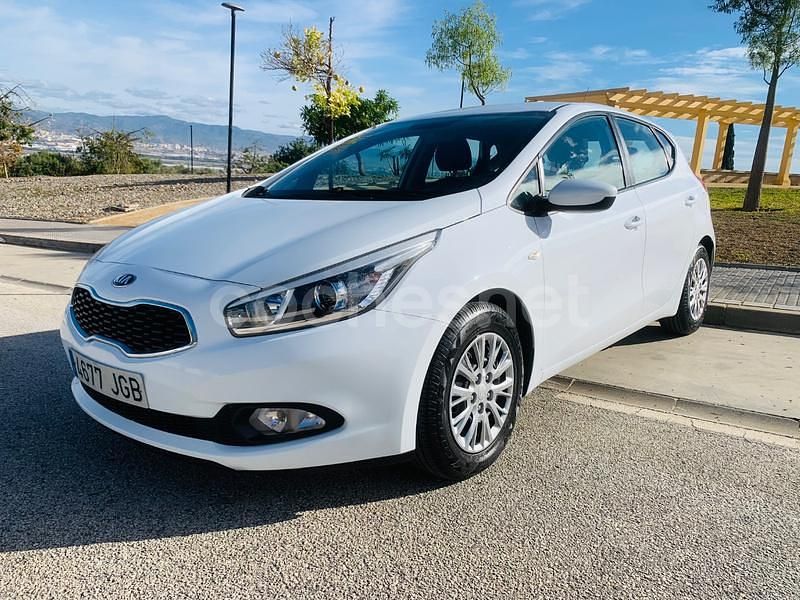 Blanco Usado 2015 Kia Ceed Berlina | 8000 € (Buen precio) - Imagen 1/4