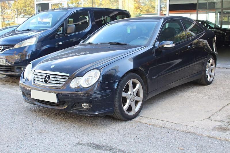 Usado Mercedes C200 Classic 122 CV (89 kW) 2007 Negro Utilitario