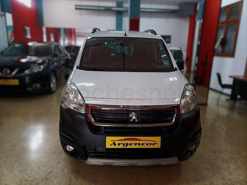 Usado Peugeot Partner Tepee Active 110 CV (80 kW) 2018 Rojo Monovolumen