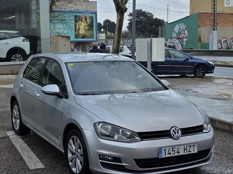 Usado VW Golf VII Sportline 105 CV (77 kW) 2014 Gris / plata Berlina