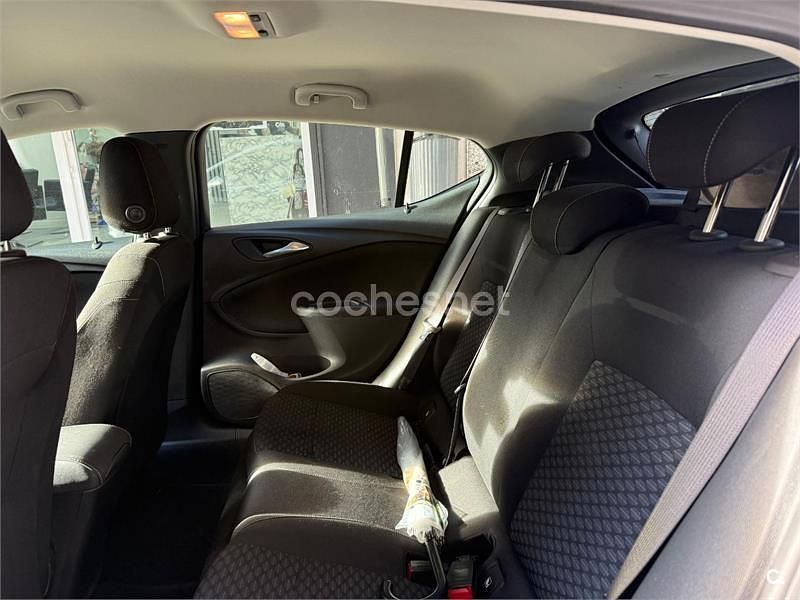 Usado Opel Astra 110 CV (80 kW) 2020 Gris / plata Berlina