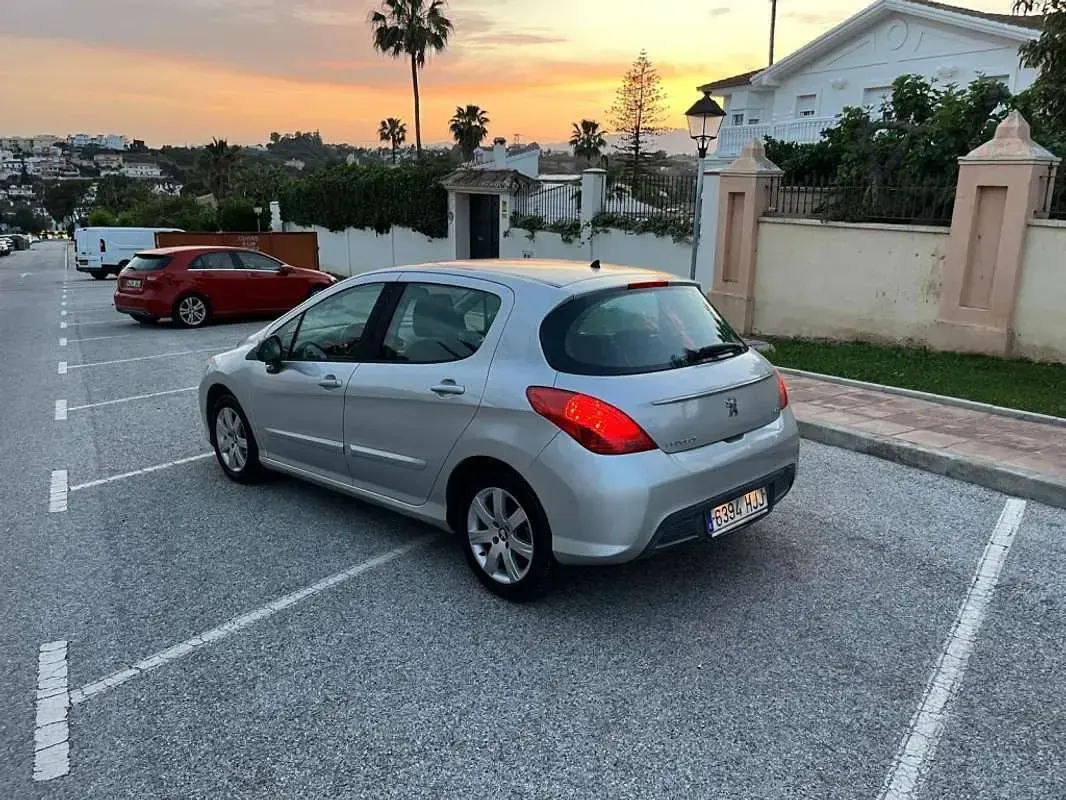 Usado Peugeot 308 Access 120 HP (88 kW) 2012 Cinzento Citadino