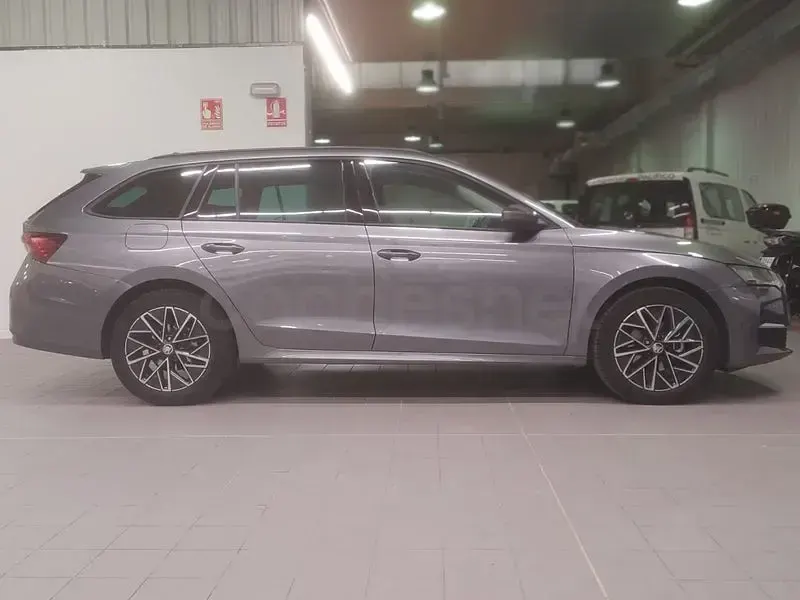 Usado Skoda Octavia Selection 150 CV (110 kW) 2024 Gris / plata Familiar