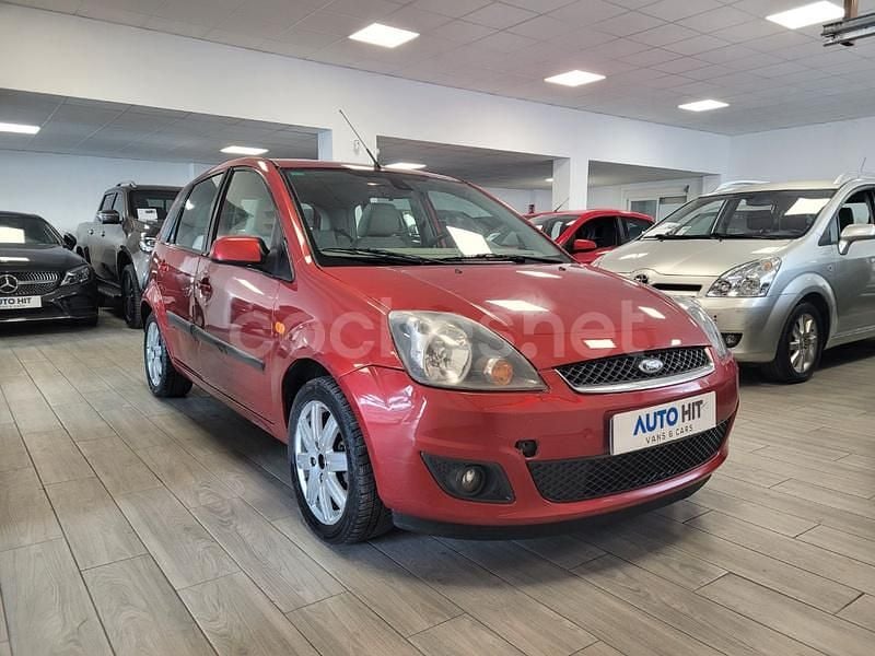 Usado Ford Fiesta Ghia 90 CV (66 kW) 2005 Granate Utilitario
