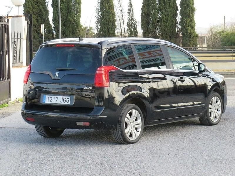 Usado Peugeot 5008 Allure 120 CV (88 kW) 2015 Negro Monovolumen