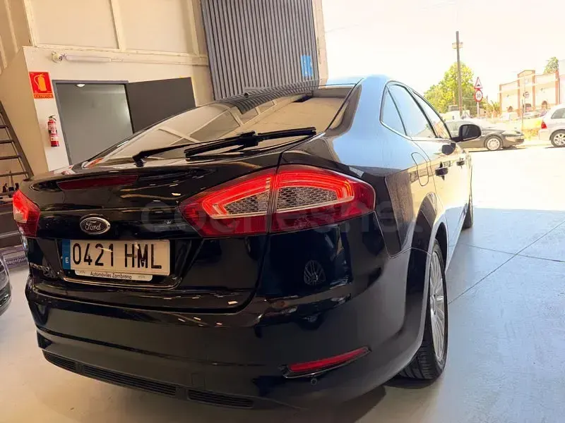 Usado Ford Mondeo Limited 140 CV (102 kW) 2014 Negro Berlina