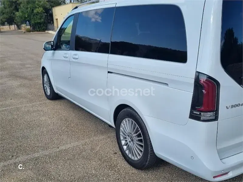 Usado Mercedes V300 Avantgarde 239 CV (175 kW) 2024 Blanco Monovolumen