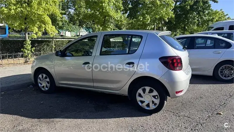 Usado Dacia Sandero Lauréate 75 CV (55 kW) 2017 Gris / plata Berlina