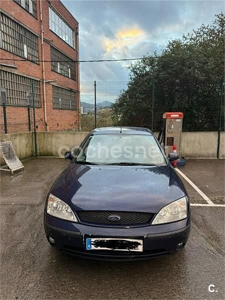Usado Ford Mondeo Trend 125 CV (91 kW) 2001 Azul Berlina