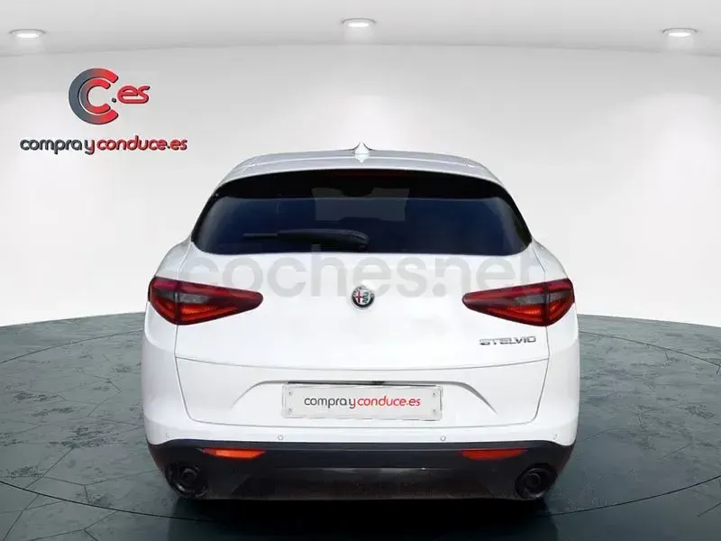 Usado Alfa Romeo Stelvio Sprint 160 CV (117 kW) 2022 Blanco SUV