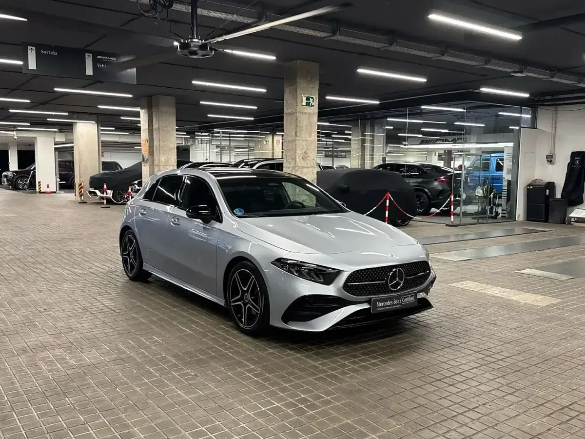 Usado Mercedes A180 136 CV (100 kW) 2025 Gris