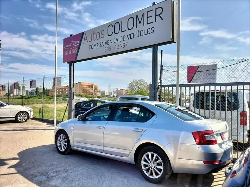 Usado Skoda Octavia Elegance 105 CV (77 kW) 2015 Gris / plata Familiar