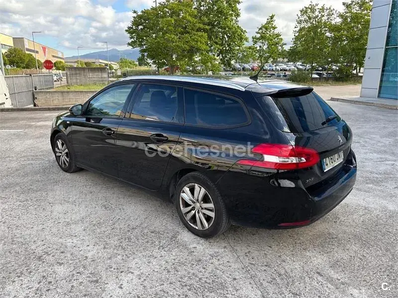 Usado Peugeot 308 SW Active 120 CV (88 kW) 2016 Negro Familiar