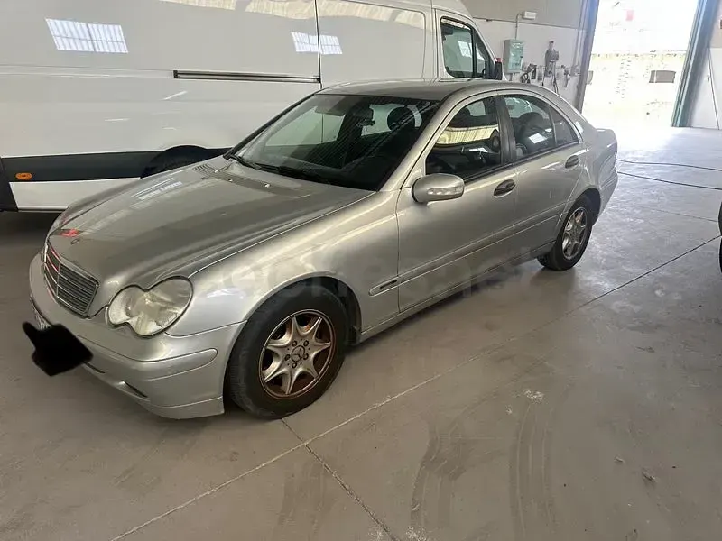 Usado Mercedes C220 Classic 150 CV (110 kW) 2004 Gris / plata Berlina