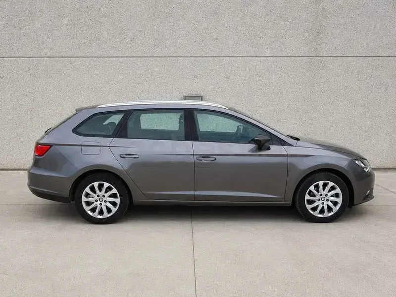 Usado Seat Leon Style 110 CV (80 kW) 2016 Gris / plata Familiar