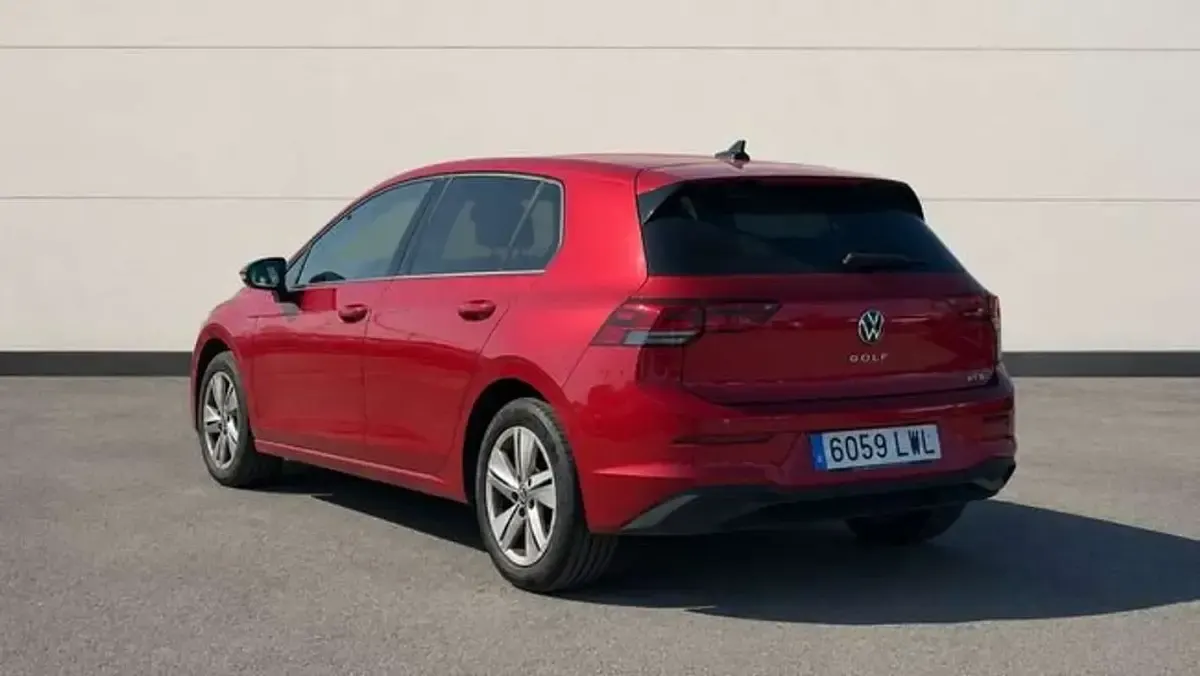 Usado VW Golf VIII Life 110 CV (80 kW) 2022 Rojo Berlina