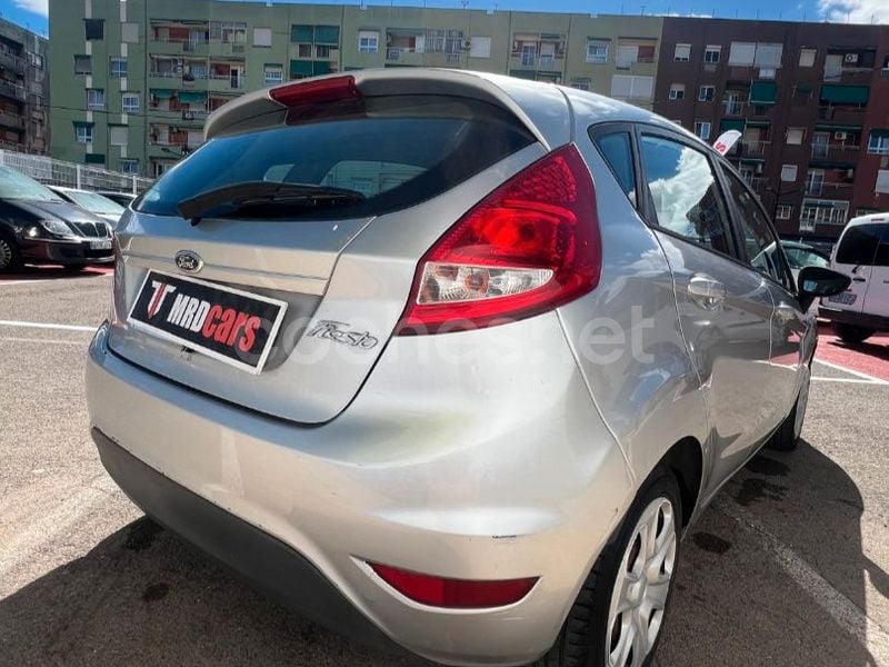 Usado Ford Fiesta Trend 82 CV (60 kW) 2011 Gris / plata Utilitario