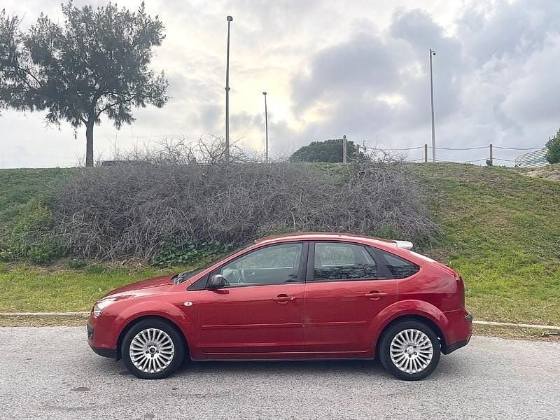 Usado Ford Focus Trend 115 CV (84 kW) 2007 Granate Berlina