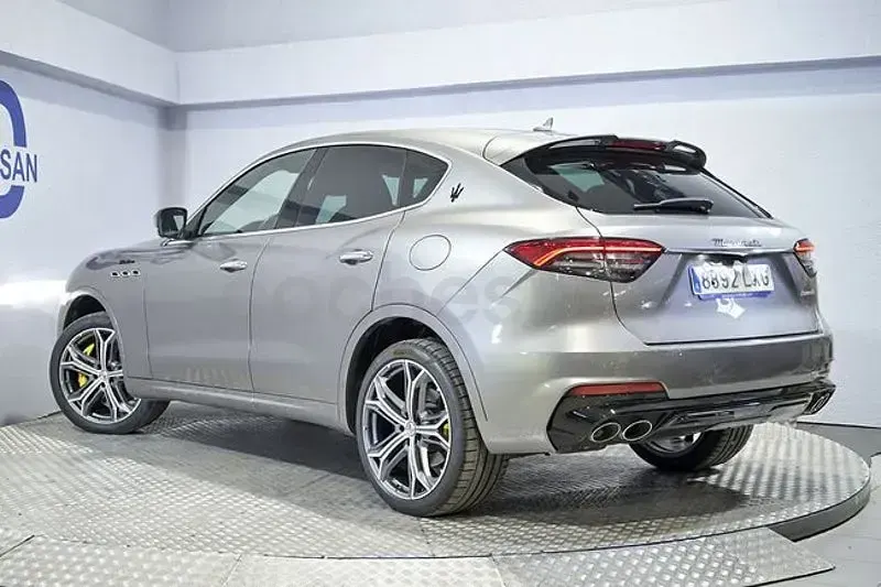 Usado Maserati Levante 430 CV (316 kW) 2022 Gris / plata SUV