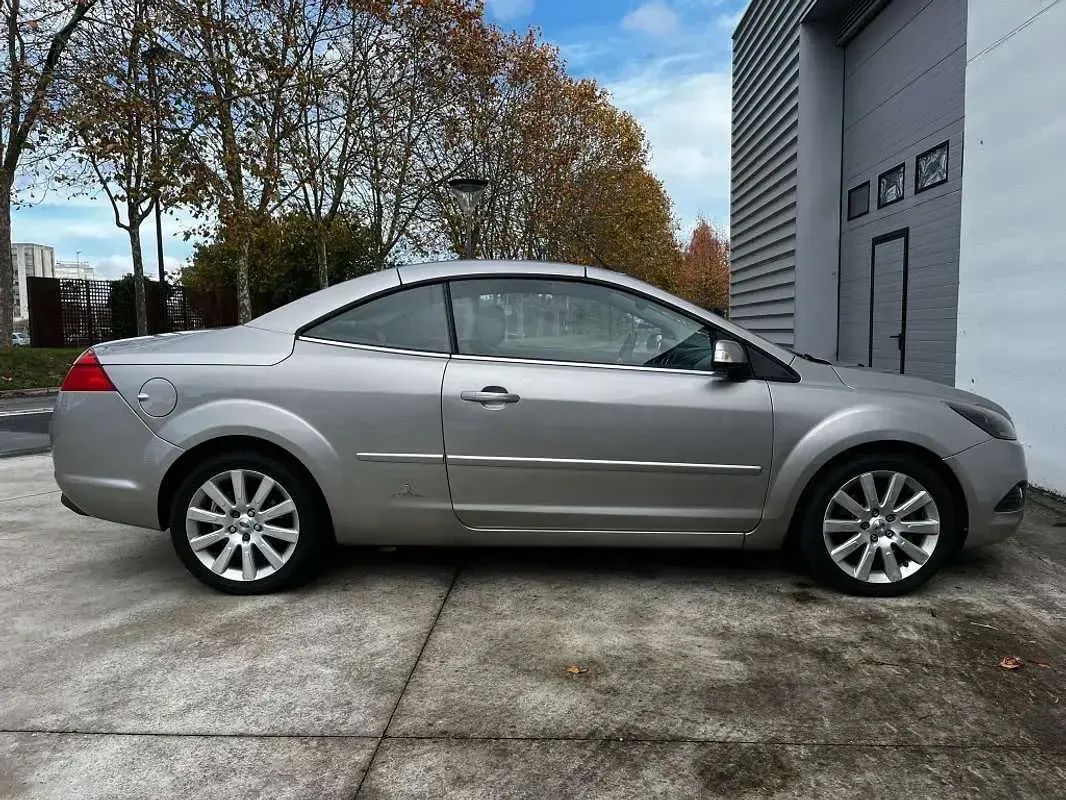 Usado Ford Focus Cabriolet Titanium 136 CV (100 kW) 2009 Gris Descapotable