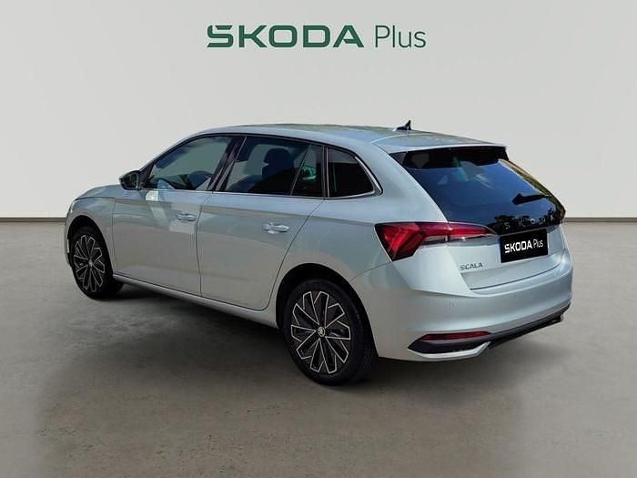 Usado Skoda Scala Selection 115 CV (84 kW) 2025 Gris plata Utilitario