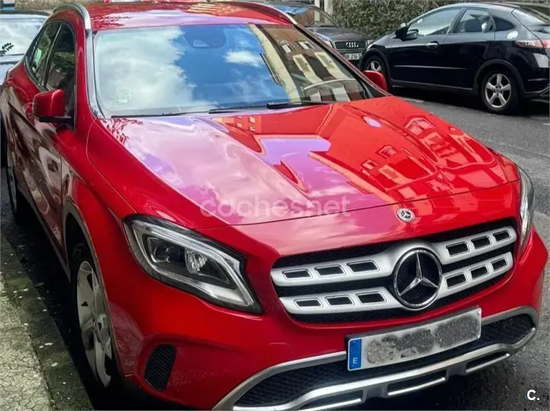Usado Mercedes GLA180 122 CV (89 kW) 2019 Rojo SUV