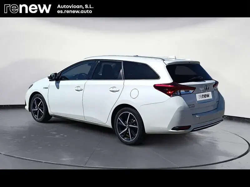 Usado Toyota Auris Touring Sports Business Edition 136 CV (100 kW) 2018 Blanco Familiar