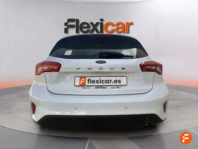 Usado Ford Focus Titanium 120 CV (88 kW) 2020 Blanco Berlina