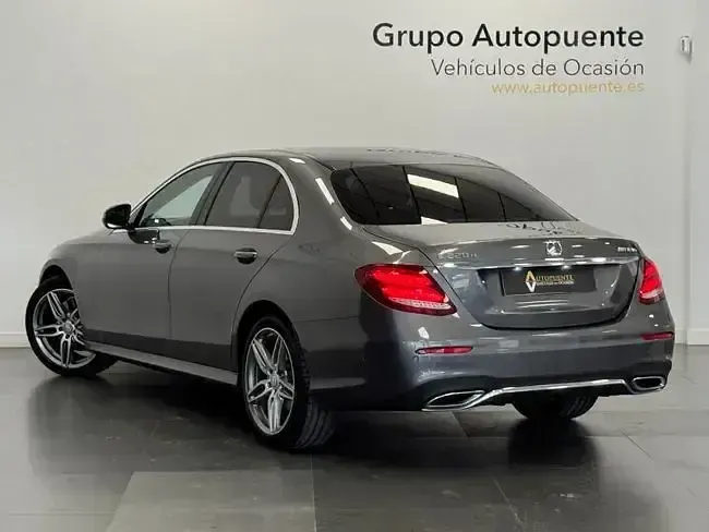 Usado Mercedes E220 194 CV (142 kW) 2017 Gris / plata Berlina