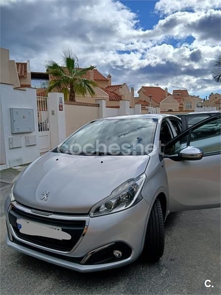 Usado Peugeot 208 Style 82 CV (60 kW) 2017 Gris / plata Utilitario
