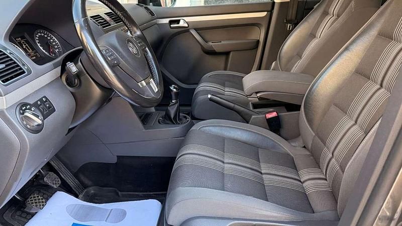 Usado VW Touran Edition 105 CV (77 kW) 2013 Marrón Monovolumen