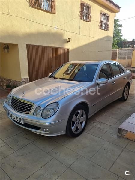 Usado Mercedes E400 Avantgarde 260 CV (191 kW) 2003 Gris / plata Berlina