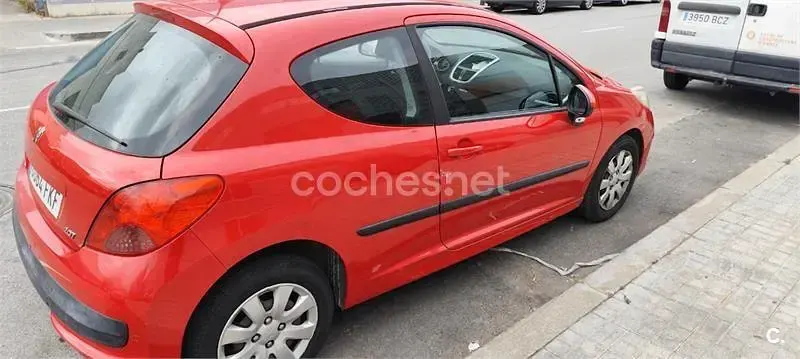 Usado Peugeot 207 75 CV (55 kW) 2007 Rojo Berlina
