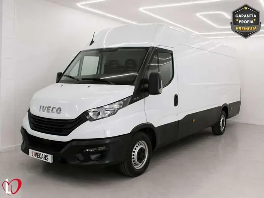 Usado Iveco Daily 170 CV (125 kW) 2023 Blanco Berlina