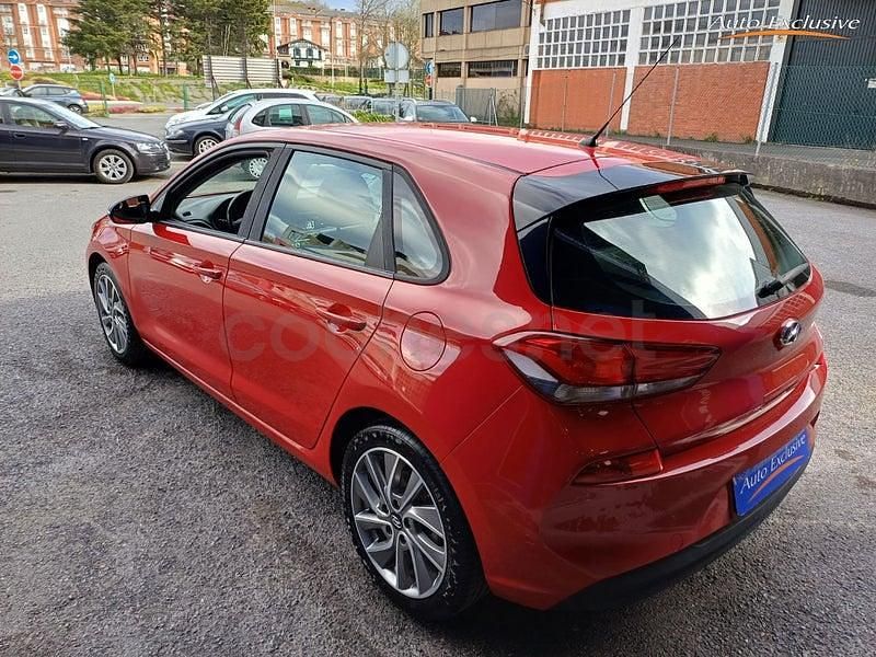 Usado Hyundai i30 120 CV (88 kW) 2017 Rojo Berlina
