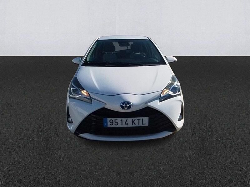Usado Toyota Yaris Hybrid Active 100 CV (73 kW) 2019 Blanco Berlina