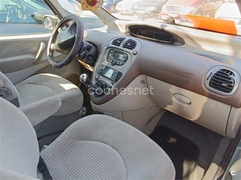 Usado Citroën Xsara Picasso Exclusive 90 CV (66 kW) 2004 Beige Monovolumen