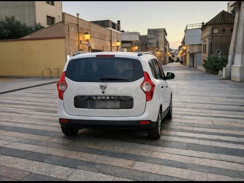 Usado Dacia Lodgy Comfort 115 CV (84 kW) 2022 Blanco Monovolumen