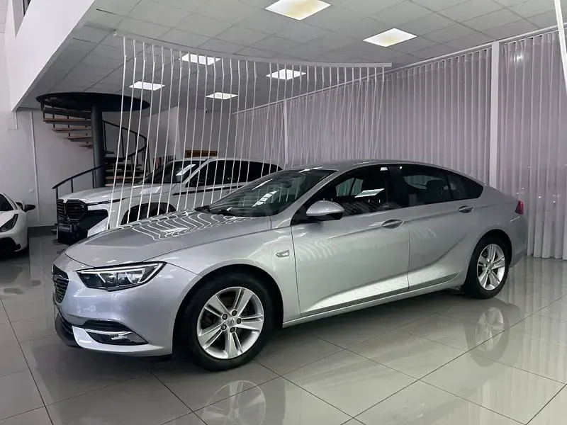 Usado Opel Insignia Selective 136 CV (100 kW) 2019 Gris / plata Berlina