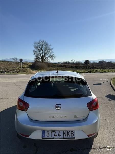 Usado Seat Ibiza Reference 75 CV (55 kW) 2011 Gris / plata Berlina