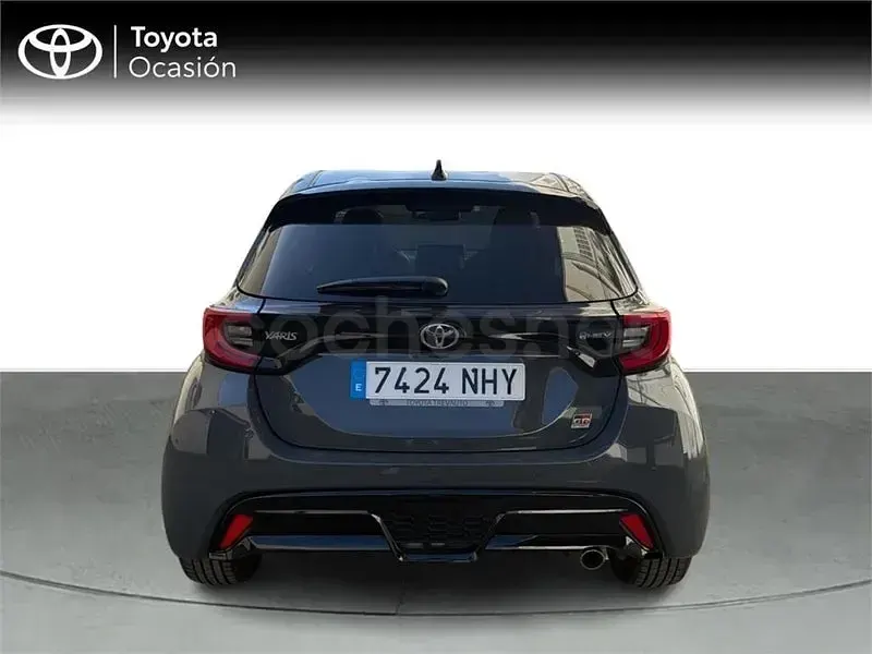 Usado Toyota Yaris Hybrid Plus 130 CV (95 kW) 2025 Gris / plata Berlina