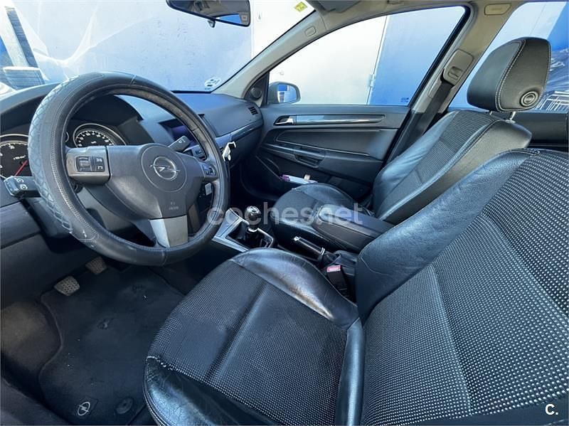 Usado Opel Astra Cosmo 100 CV (73 kW) 2005 Gris / plata Berlina