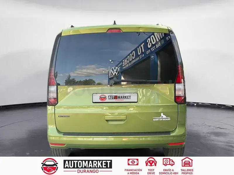 Usado VW Caddy Maxi 122 CV (89 kW) 2022 Verde Monovolumen