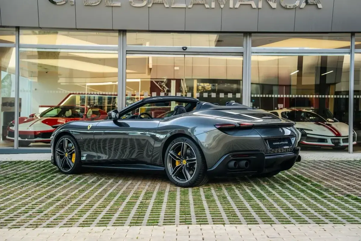 Nuevo Ferrari Roma 620 CV (456 kW) 2026 Gris metalizado Descapotable