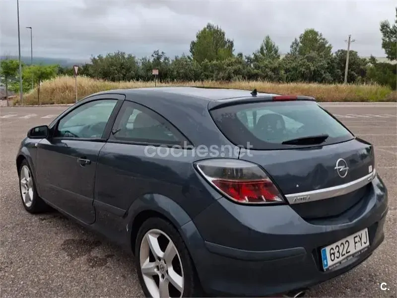 Usado Opel Astra GTC Enjoy 120 CV (88 kW) 2008 Gris / plata Berlina