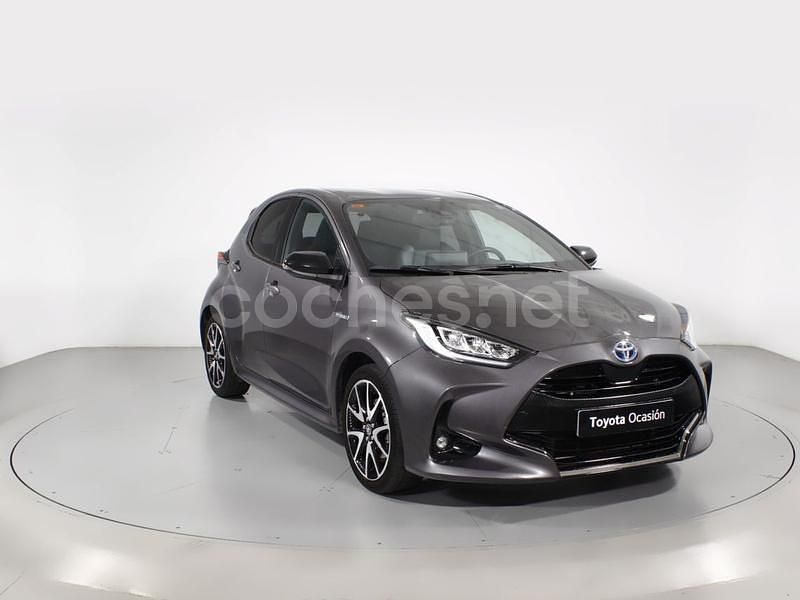 Gris Usado 2021 Toyota Yaris Hybrid Style Berlina | 19.900 € (Un poco caro) - Imagen 1/4