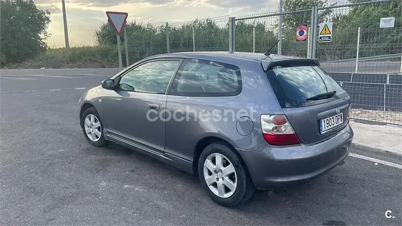 Usado Honda Civic LS 100 CV (73 kW) 2005 Gris / plata Berlina