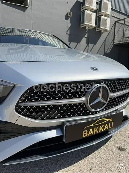 Usado Mercedes A180 136 CV (100 kW) 2024 Gris / plata Berlina