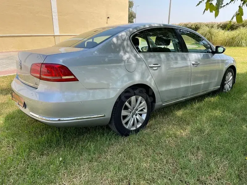 Usado VW Passat Advance 105 CV (77 kW) 2014 Gris / plata Berlina