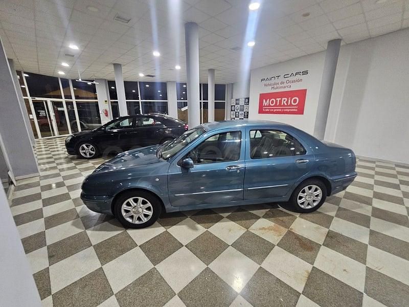 Usado Lancia Lybra 115 CV (84 kW) 2001 Azul Familiar